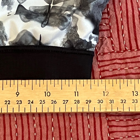 Puma women’s medium Black and Gray Floral Sports Bra - Picture 3 of 10